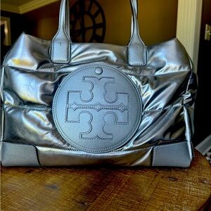 Cute Tory Burch silver purse. Never carried. It’s in excellent condition.